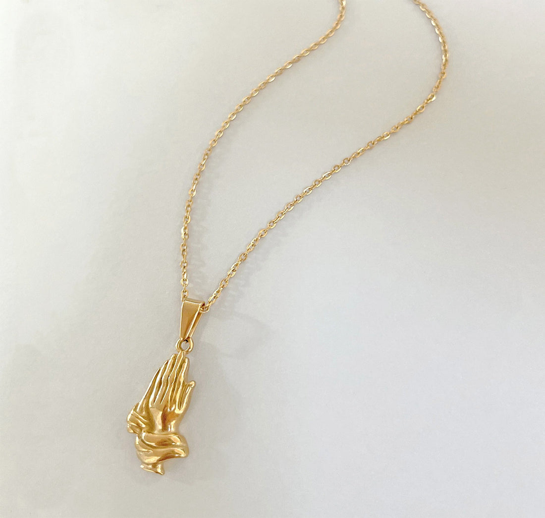 gold-prayer-hands-pendant-necklae-mens-waterproof-jewelry 